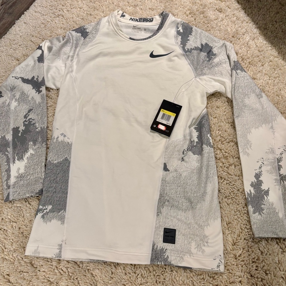 Nike Pro Hyperwarm Fitted Long Sleeve Shirt in White and Gray. Men’s size small